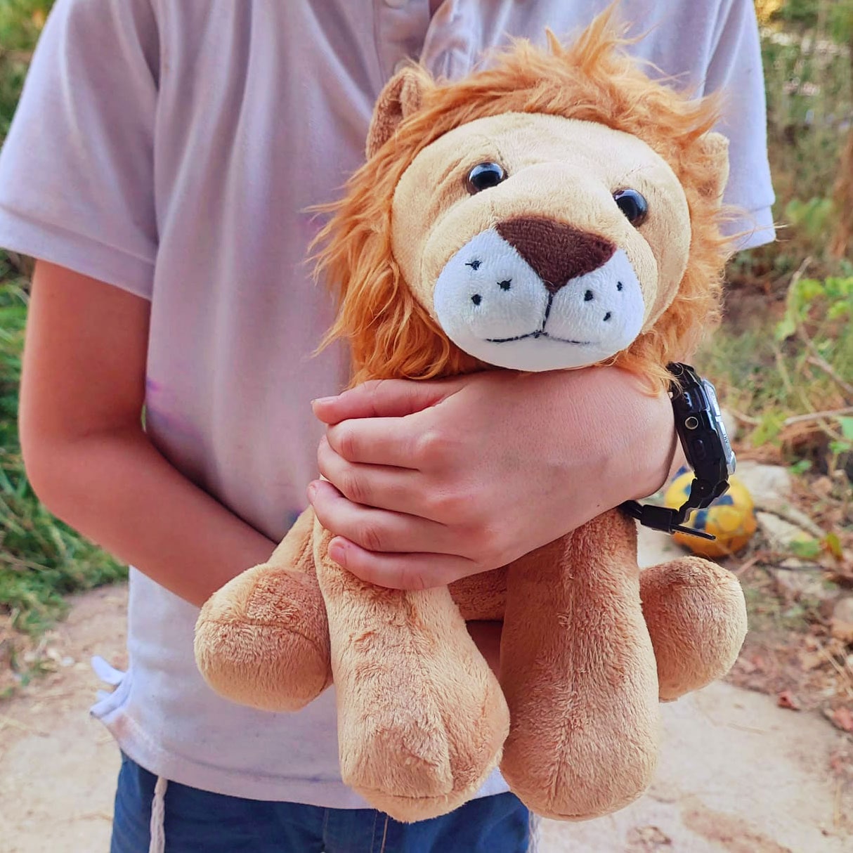 ילד אוחז בלביא האריה